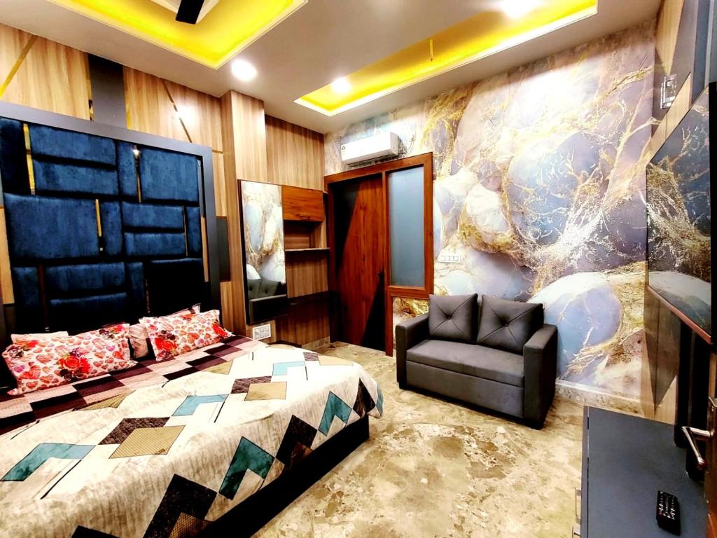 Premium Ac Room With Living Room, Balcony, Sofa-bed, Sofa, Electric Induction, Fridge, Basic Utensils, Terrace Garden Etc- 4pax - Vrindavan