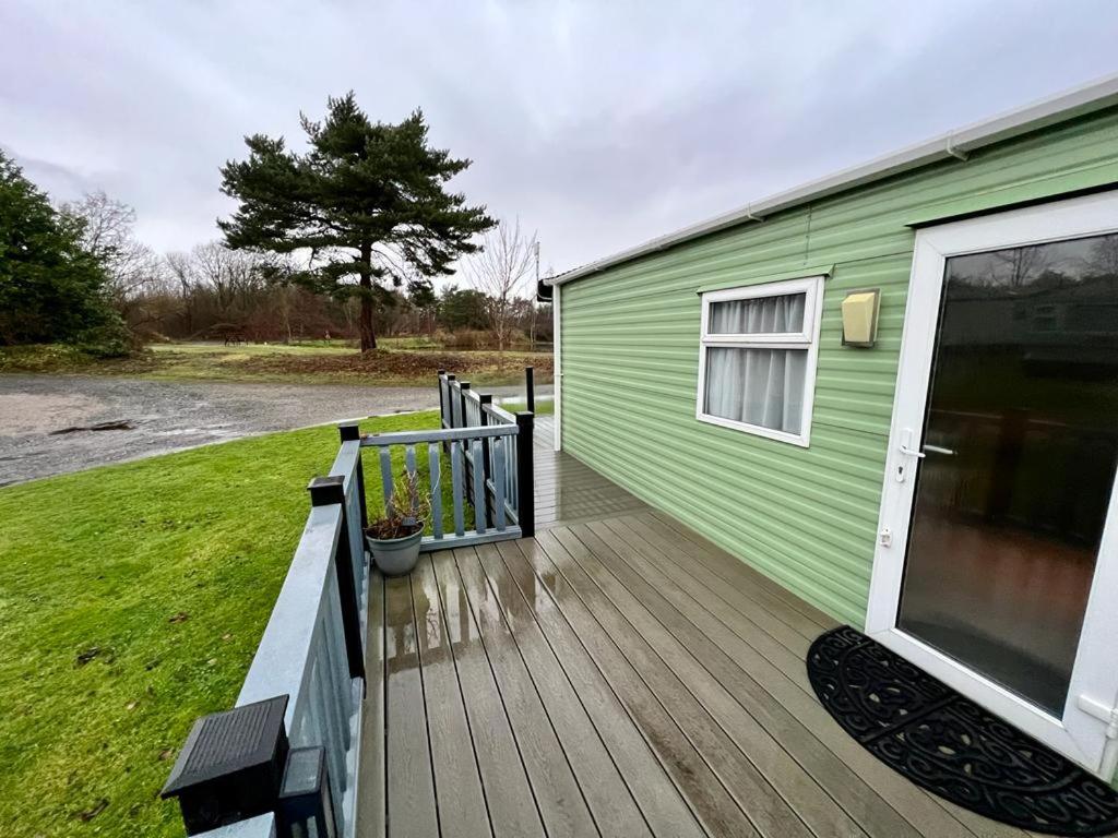 2 Bedroom Lakeview Lodge - Ensuite & Balcony Deck - Carnforth
