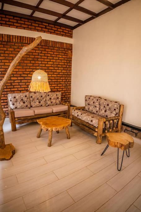 Kaba:local Rwanda Guesthouse. Entire Property For You.b&b - Rwanda
