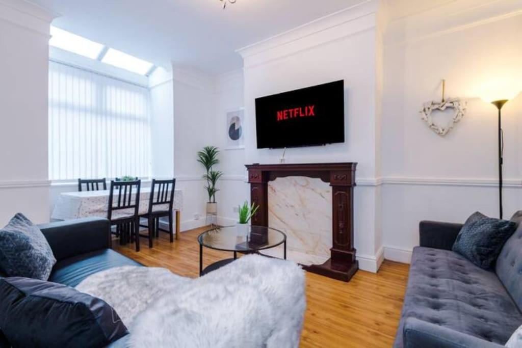 Spacious 4-bed House Manchester - Salford