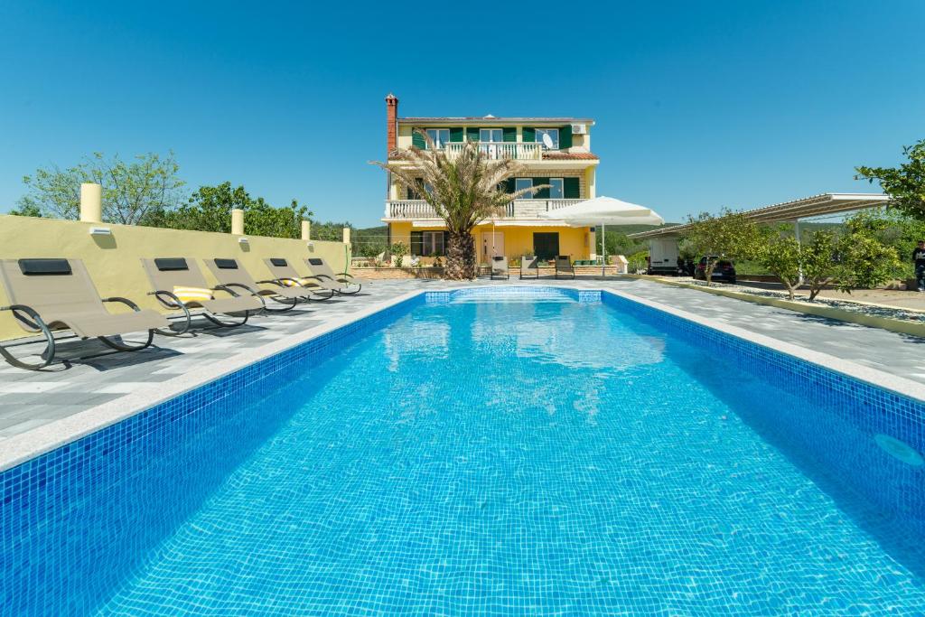 Crowonder Sun&fun Holiday House With Large Swimming Pool, Playroom And Garden - Bibinje