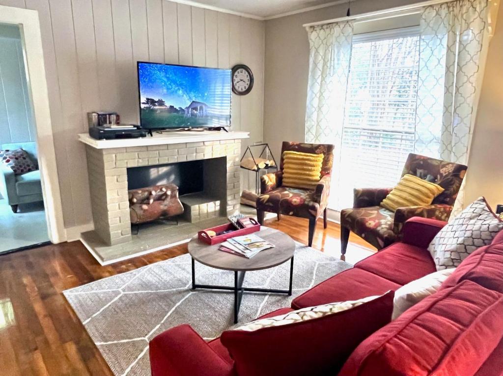 King Bed Family Friendly Cottage - Walk To Zoo & Waterpark - Near Downtown & Midtown - Hattiesburg, MS