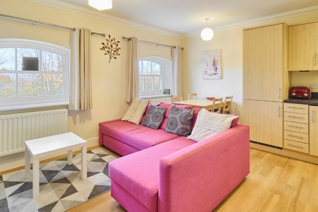 Nunnery Fields - Cosy Apartment With On Site Parking - Canterbury
