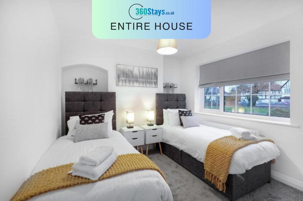 Bright 4 bedroom 2 bath house ideal for Pinewood Studios - London Heathrow Airport (LHR)