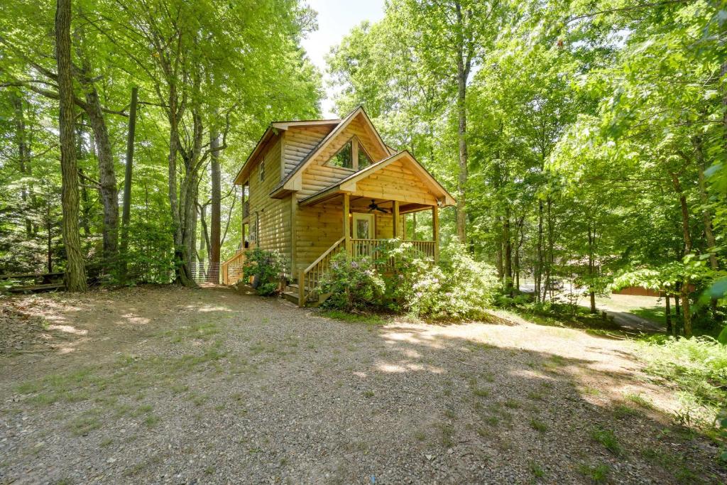 Cozy Whittier Cabin And Yard And Hot Tub, Pets Welcome - Cherokee, NC