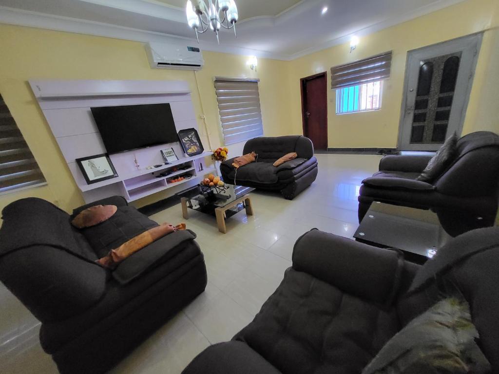 Entire 3 Bedroom Bungalow - Home Away From Home - Nigeria