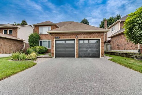 Best large villa rentals in Ajax on cozycozy