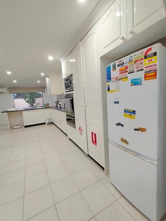 4 Bedroom, 3 Bath Room Home In Kingswood Nsw, Free Wifi Internet, Free Parking - Penrith, Australia