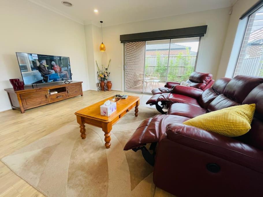 Fantastic 4 Bedroom Family Entertainer@clyde North - Beaconsfield