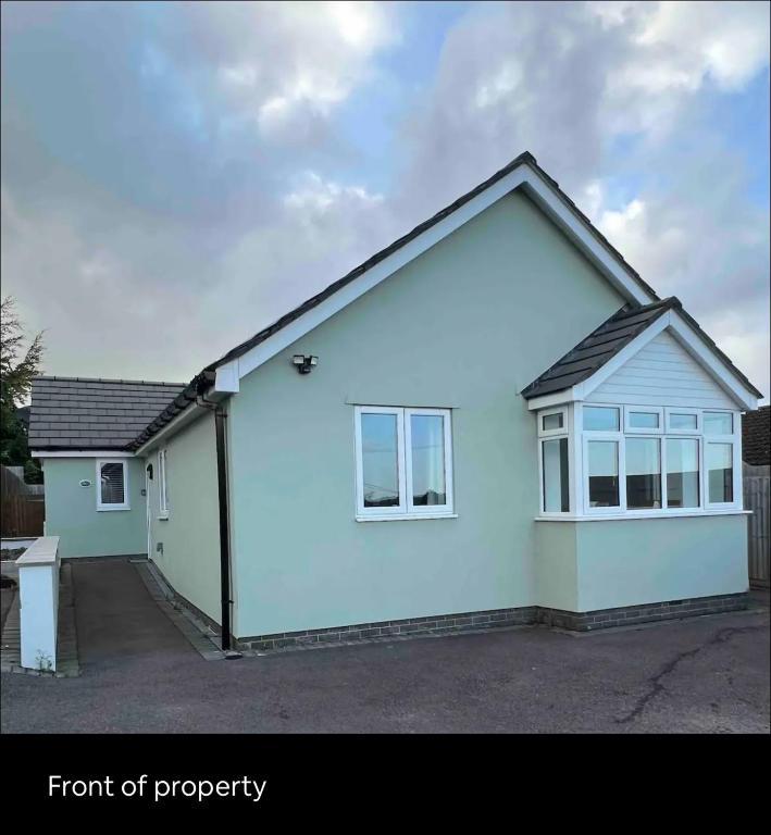 Spacious 3 Bed Bungalow With En-suite And Parking. - Bristol Airport (BRS)