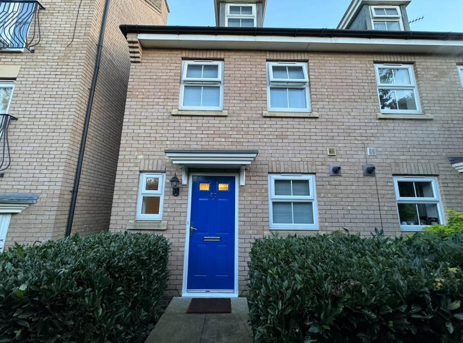 Modern Townhouse - 3 Bed 2.5 Bath 2 Private Gated Parking - Wellingborough