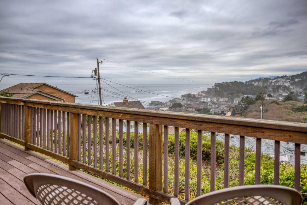 Cliff-top Luxury In This Contemporary Home With Ocean Views From Every Window - Lincoln City, OR