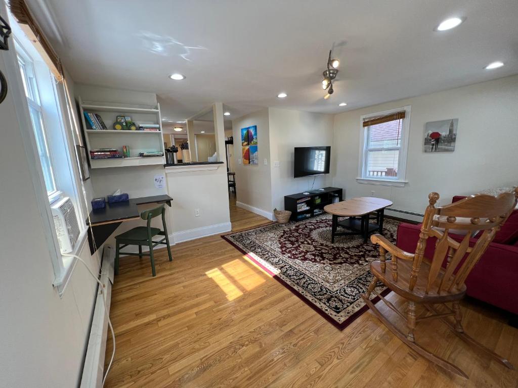 Bright & Spacious 1 Br- King Bed & Private Yard - Brown University, Providence