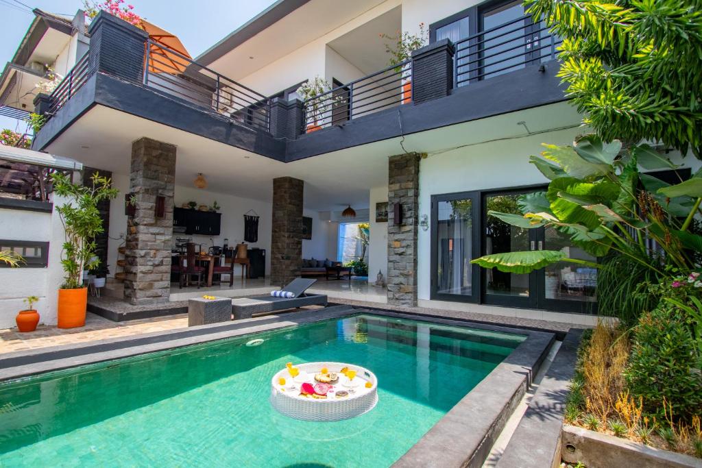 Villa With Amazing Pool And Rooftop View - Kuta