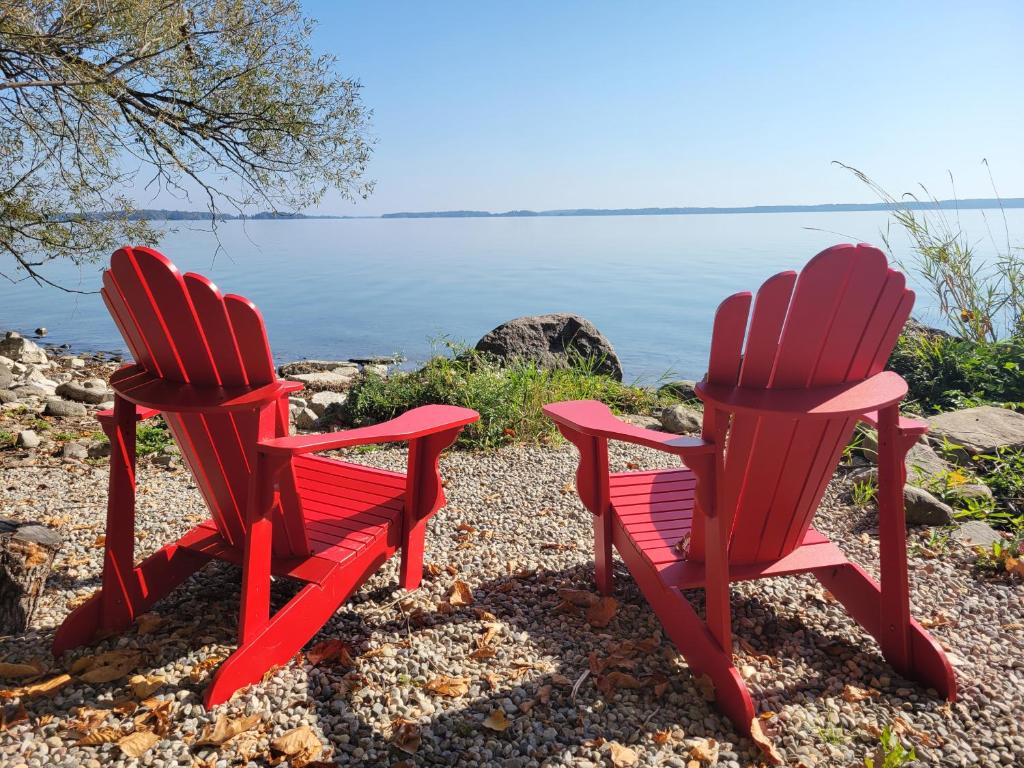 Unique Waterfront House With Private Beach - Gananoque