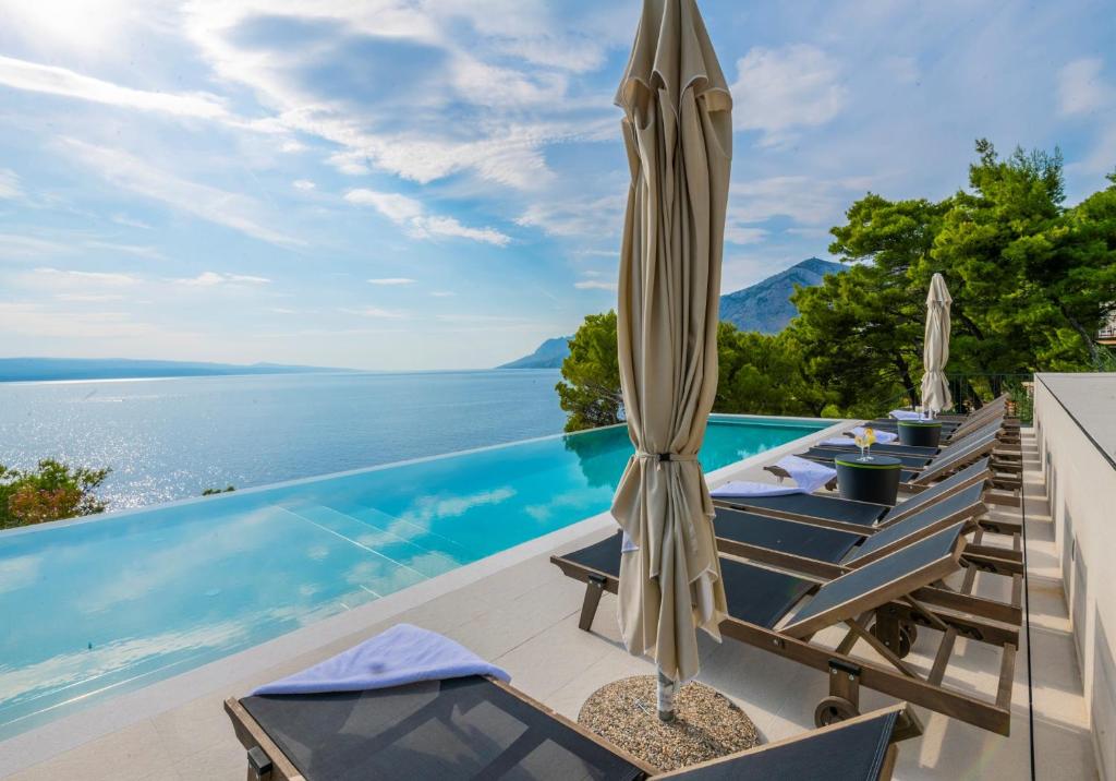 Beautiful Seafront Split Villa 9 Bedrooms Bellamar Vista Retreat Large Heated Infinity Pool And Jacuzzi Makarska - Baška Voda