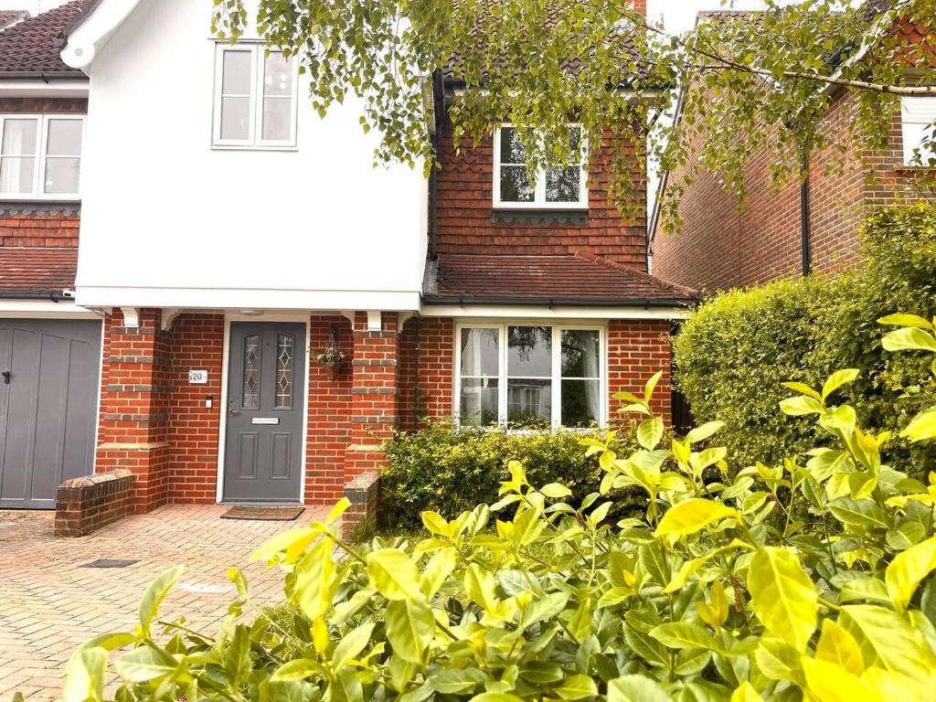 The Woodlands Captivating 5-bed House In Horley - Redhill