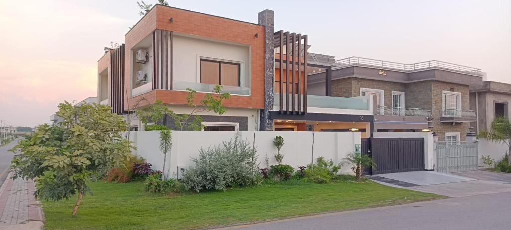 Cheerful Family Suite With Bedroom, Living, Kitchen, Mountain View - Islamabad