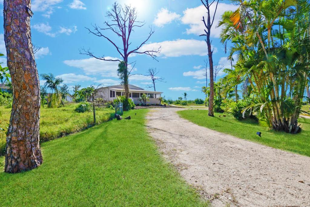 Villa Island Retreat, Beautiful Country House Overlooking 13 Acres And A Small Lake - North Captiva Island, FL
