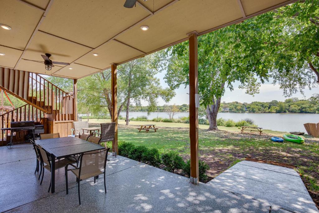 Rockwall Lake Home With Large Yard And Playground! - Rockwall, TX