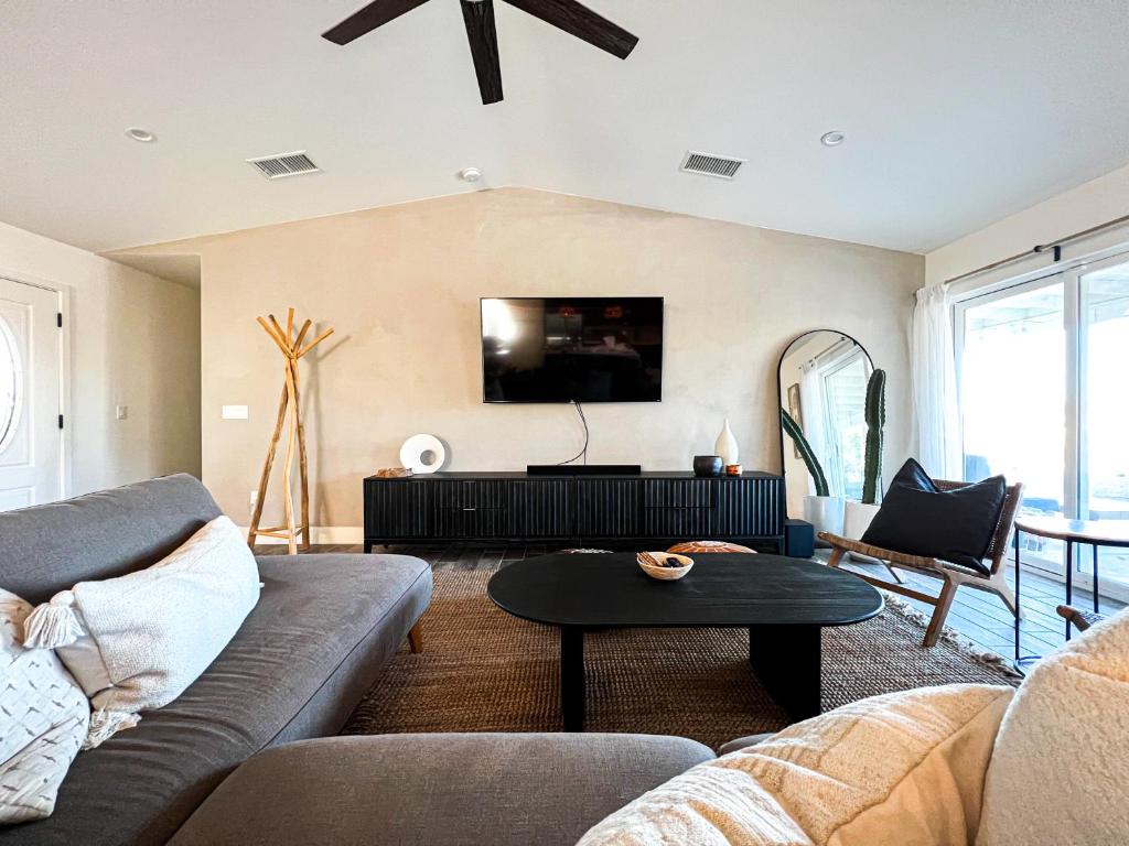 Modern Home With Hot Tub + Open Desert Views + Hammocks + Fire Pit + Game Room - Joshua Tree, CA