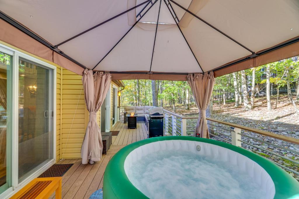 Forest-view Poconos Cabin With Seasonal Hot Tub! - Tannersville, PA