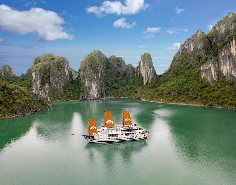 Paradise Peak Cruise - Vietnam
