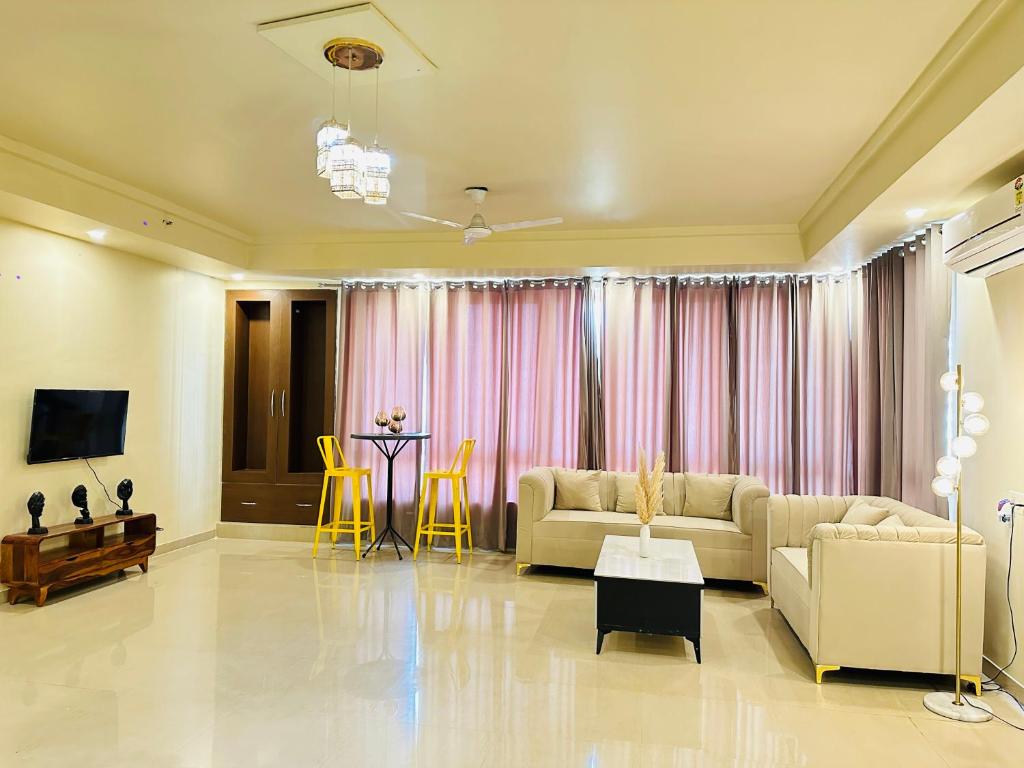 Spacious Golf View 3 Bedroom Apartment - Noida