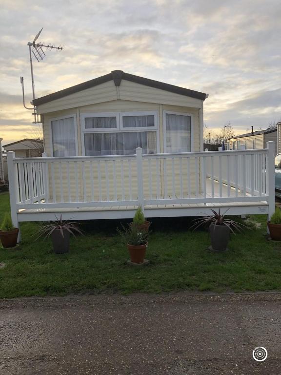 Gorgeous 6 Berth Caravan With Large Decking Area, Essex Ref 44009f - Harwich