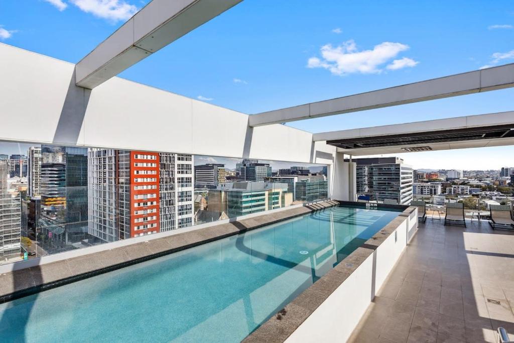 Cosy 1-bed Apartment With City Views And Pool - Ascot