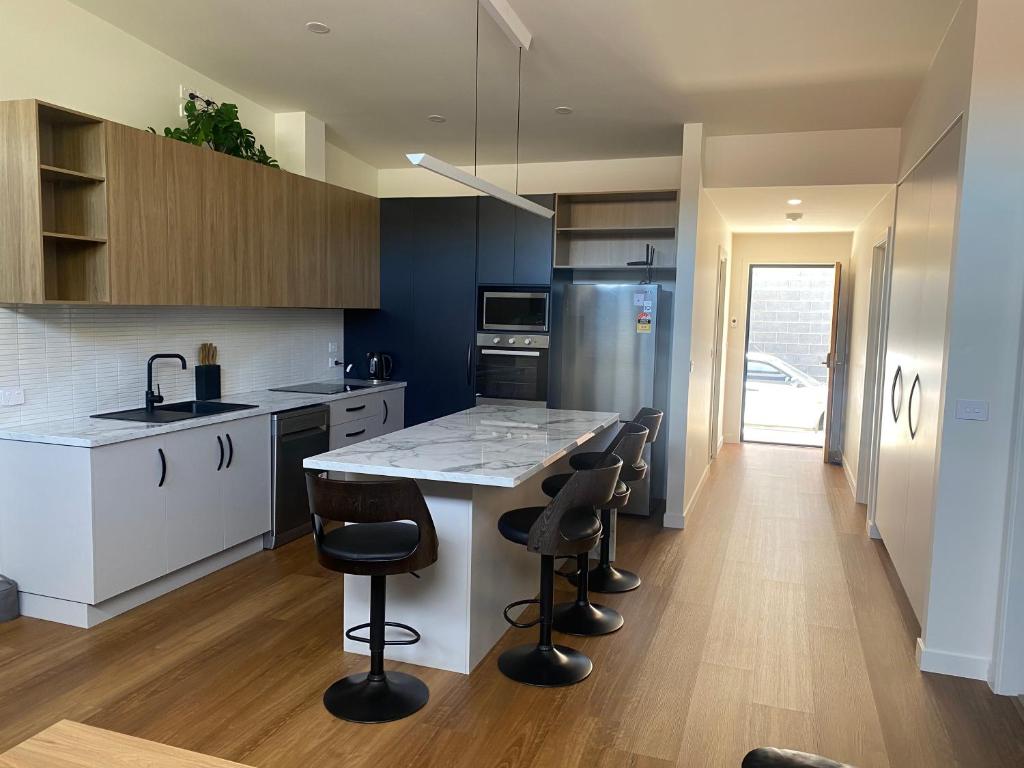 Luxe Fully Accessible And Superior Non Accessible Villas 2br Free Parking & Wifi Courtyard - Franklin House - National Trust Tasmania, Youngtown