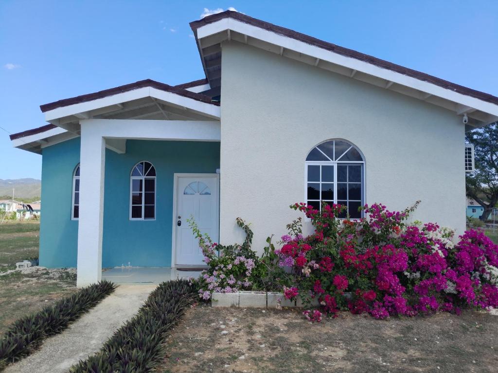 Cheerful 2 Bedroom House In A Gated Community - Jamaica
