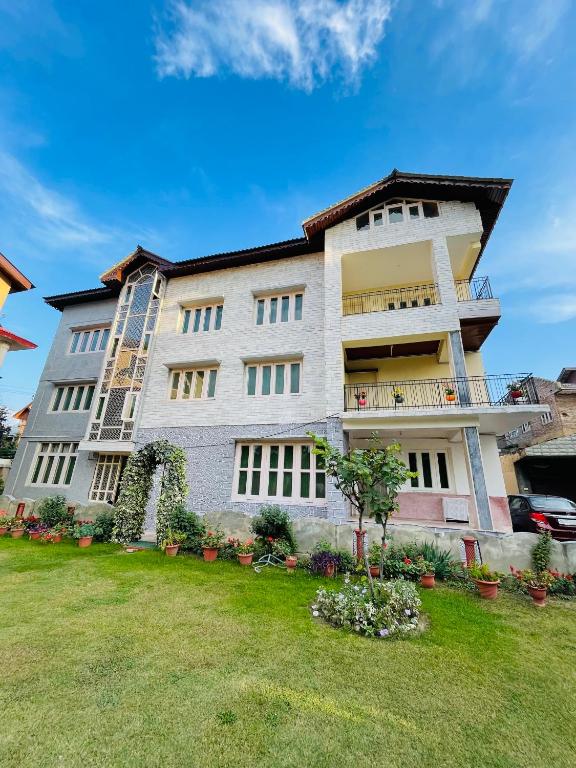 Khayabaan Apartments - Luxurious Home Away From Home - Srinagar