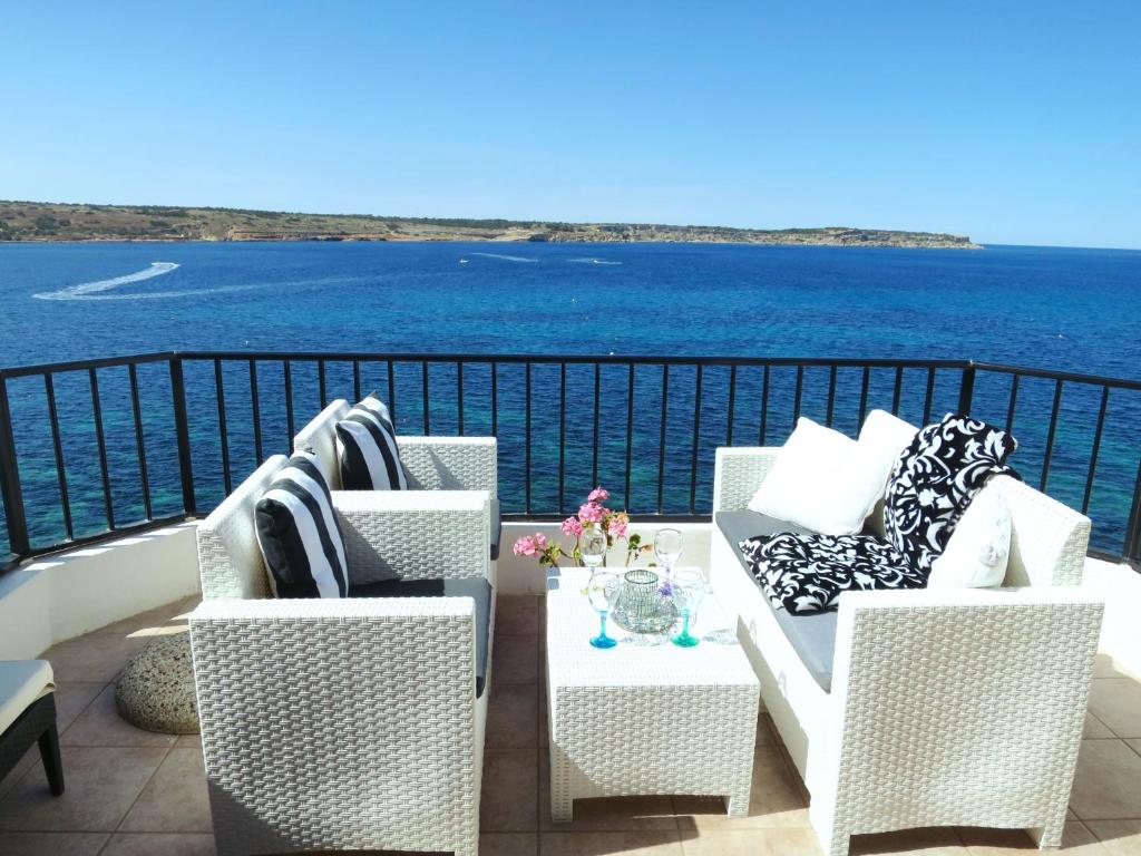 Seafront Apartment Terrace, Lounger & Panoramic Ocean Views - Malta
