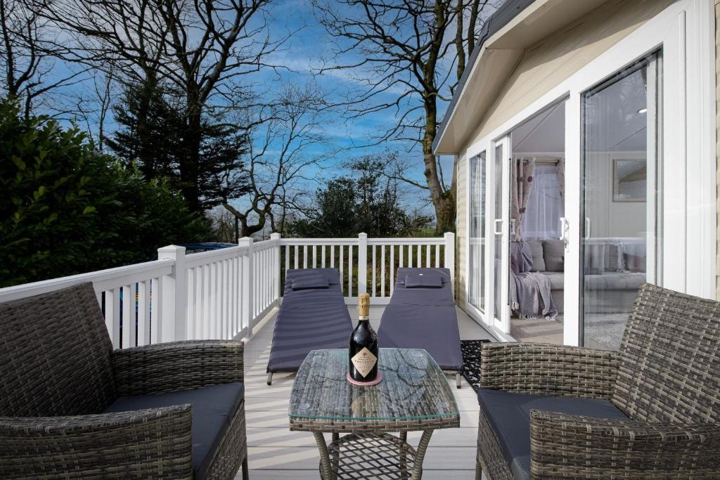 Ribble Heights - Cosy Tree-top Glamping Lodge With Balcony - Preston