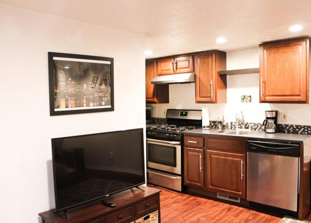 1 Bed Apt - Amazing Location 1 Block To Carson St - PPG Paints Arena