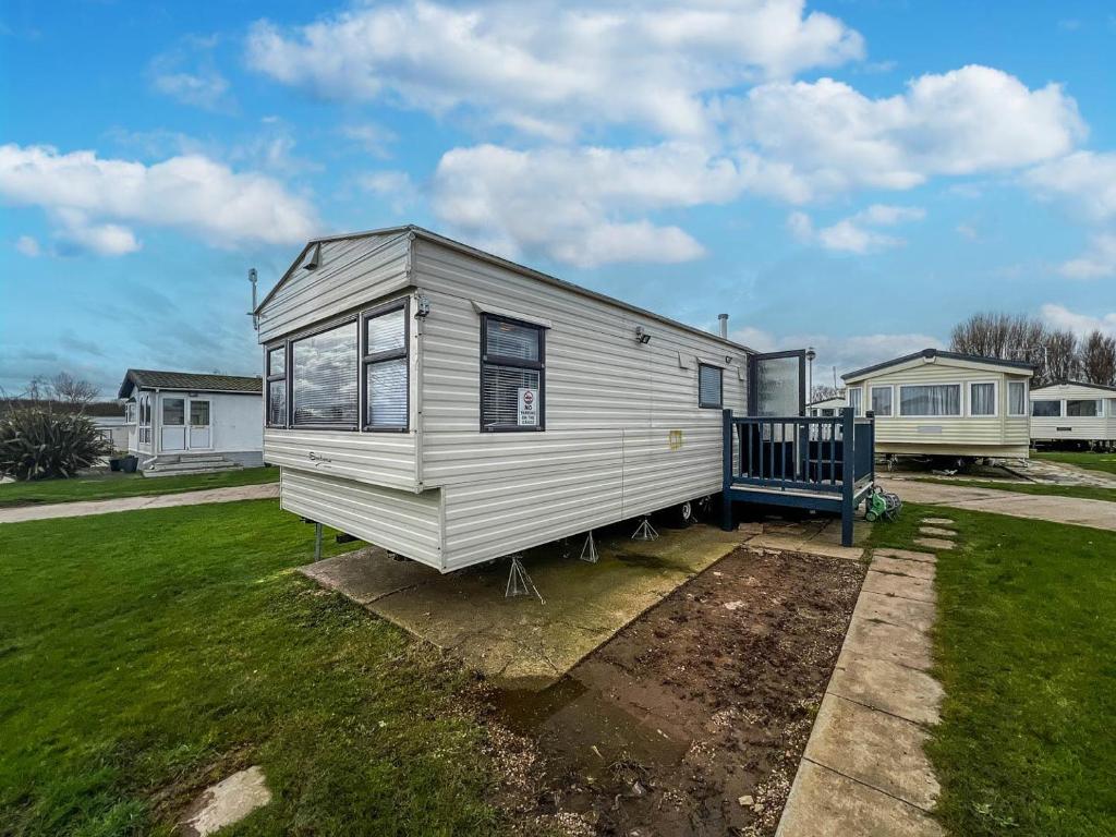 Homely Caravan At Sand Le Mere Holiday Park Ref 71018n - Yorkshire