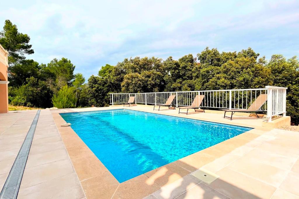 Casa-louis Spacious Villa Is Located On The Heights Of Cannet-les-maures - Le Luc