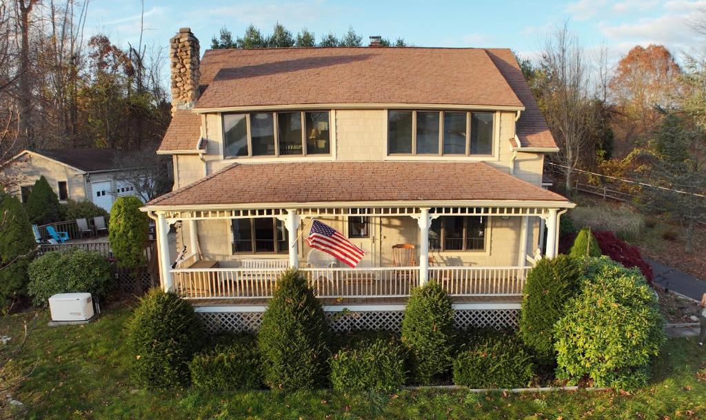 Grammy's Lake House W Private Waterfront Access - Glastonbury, CT