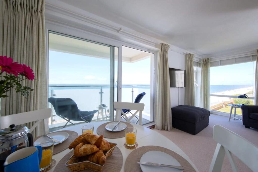 High-end Beachfront Getaway Sea View King Bed - East Wittering