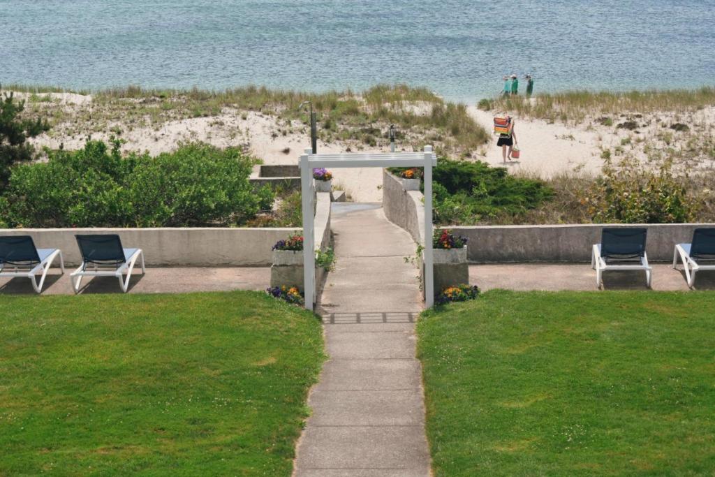 Surf And Sand Motel On Nantucket Sound - Cape Cod