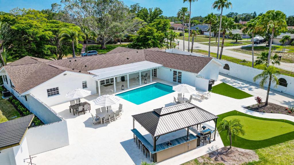 75 Palms! Sleeps 23! Luxury 1 Acre Lot Pool And Spa, Putting Green & Game Room! - Anna Maria, FL