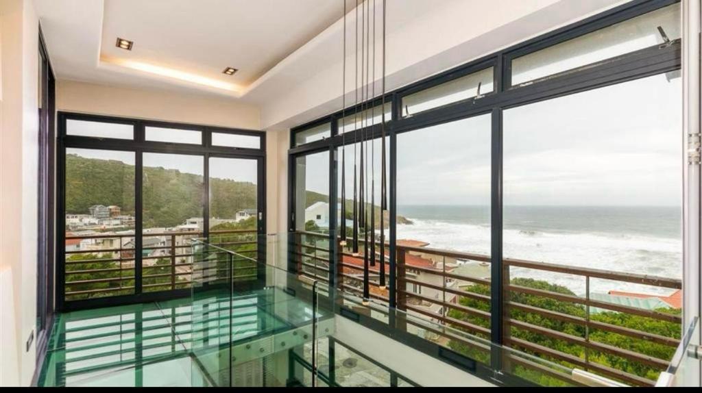 Luxury Penthouse In Herolds Bay - George
