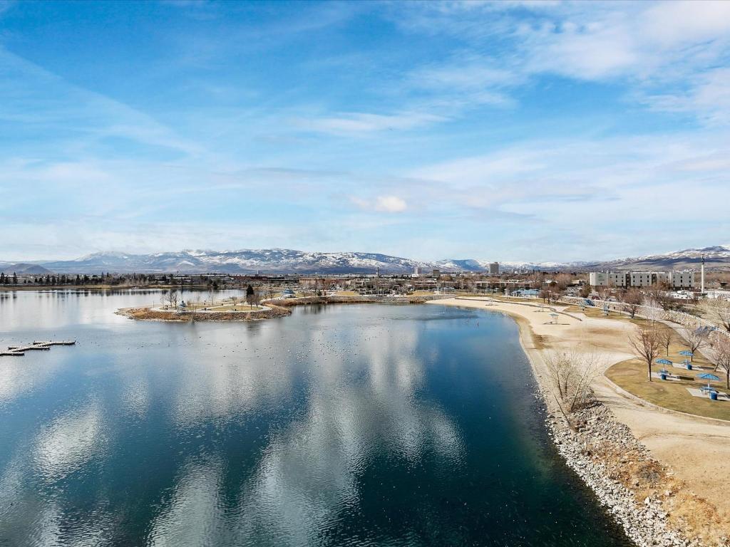 Exquisite Lakefront Condo - Sparks, NV