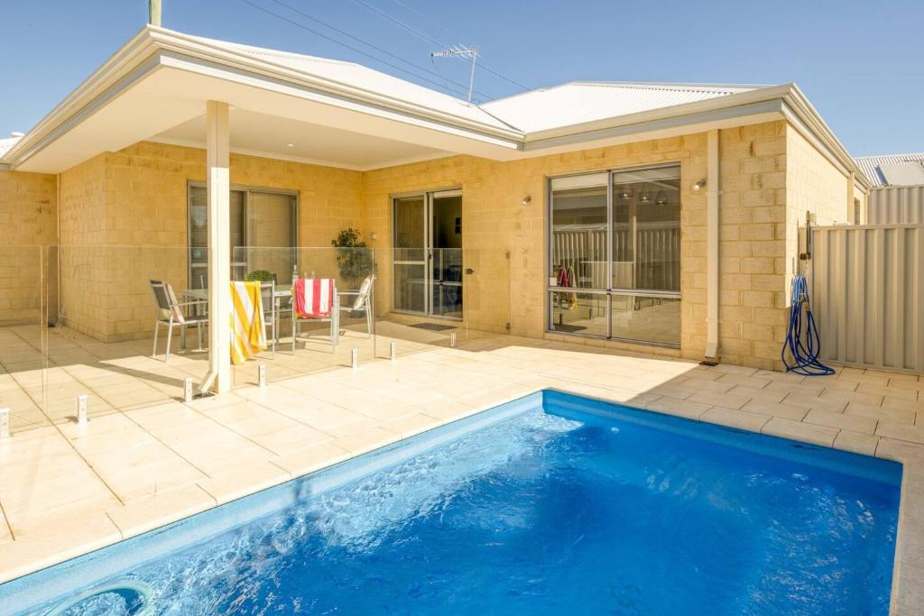 Belmont Beauty - Relaxing Poolside Stay For Families - Victoria Park