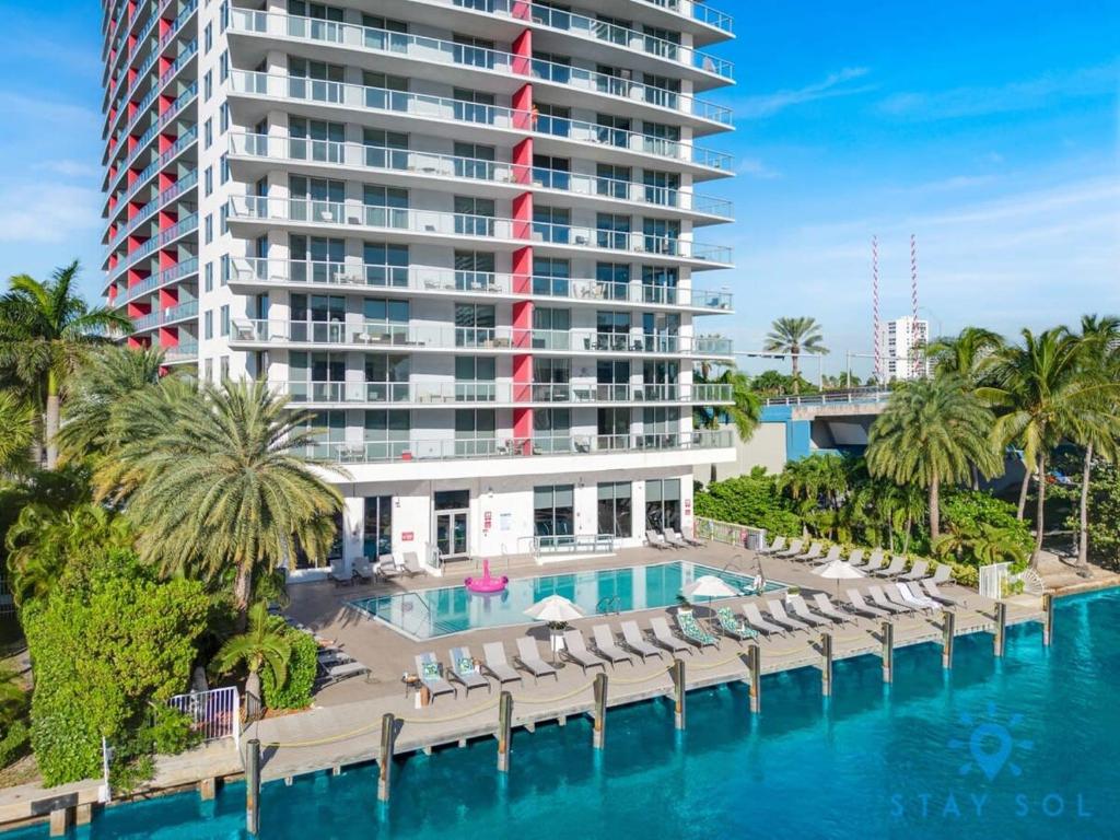 Infinite View With Balcony And Resort, Pool, Gym - Aventura, FL