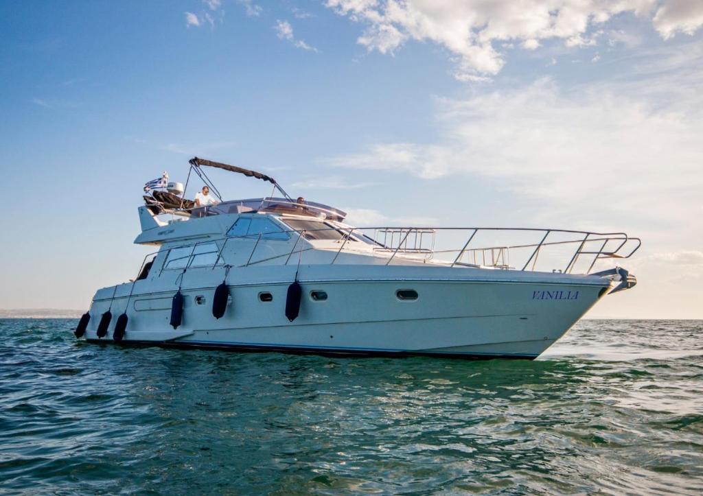 Luxury Living On A Yacht - Mykonos