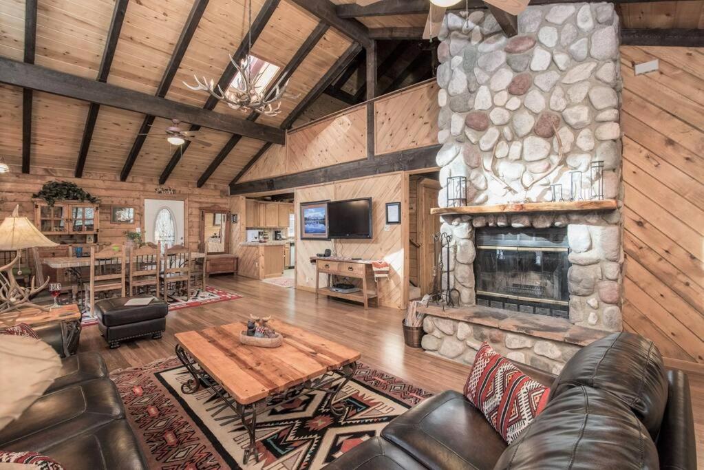 Classy, Comfy 3-story Log Cabin: Hot Tub+game Room - Ruidoso, NM