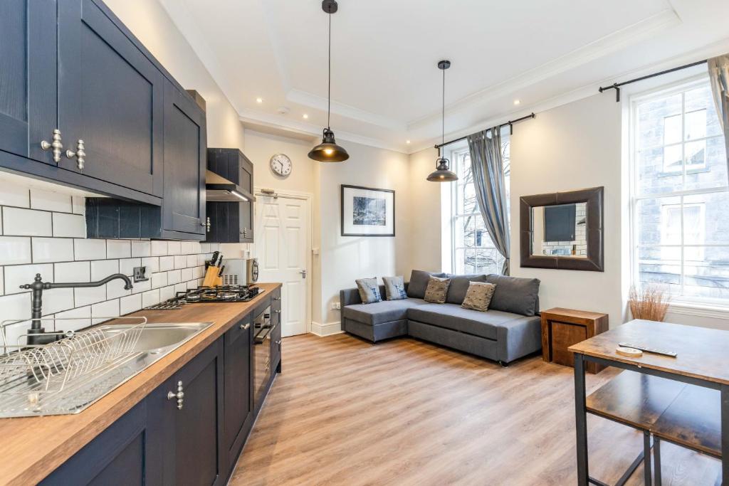 Newly Refurbished Quiet 3 Bedroom Edinburgh Apartment By High Street, Trams And Buses - Leith