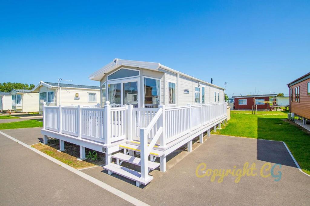 Sbl54 - Camber Sands Holiday Park - Mini Lodge - 3 Bedrooms - Decking - Dishwasher - Private Parking - Camber Sands